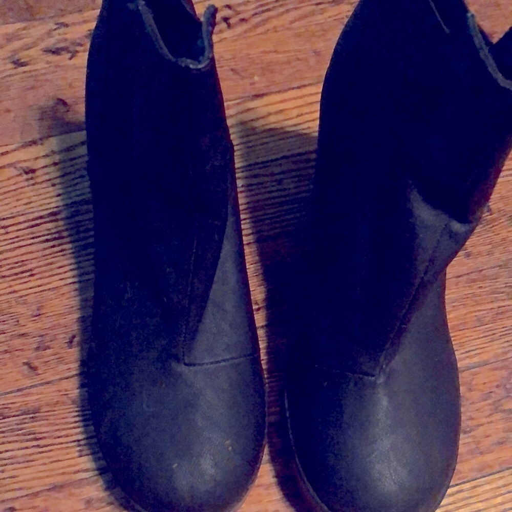 DIVIDED U S size 8 4 inch heel man made material booties